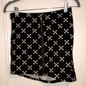 H&M Black and white X pattern zip front skirt